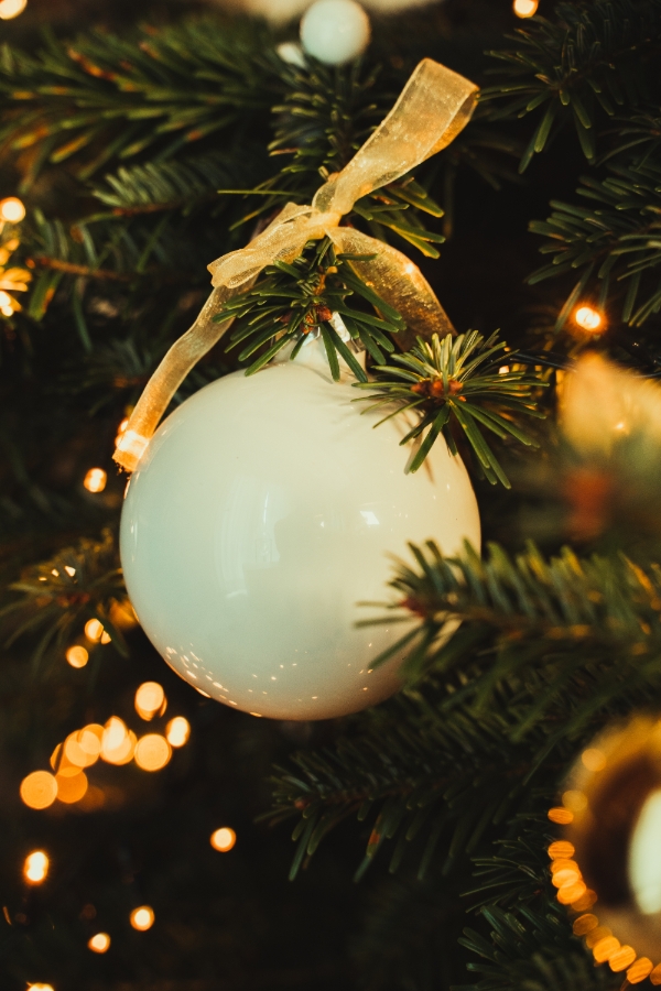 Decoratieve witte bal aan kerstboom